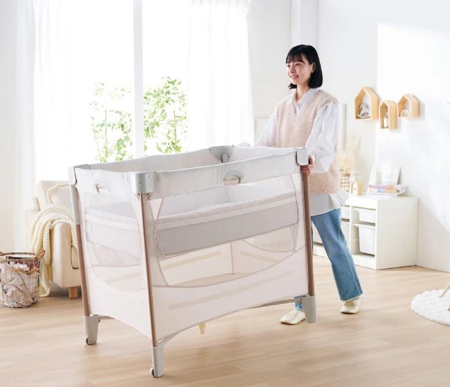 コンパクトにたためるベビーベッド「ココネルエアーリュクス